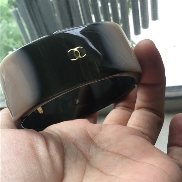 CHANEL Vintage thick resin bangle - Picture 2 of 6